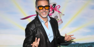 Sergio Mayer vive incómodo momento al olvidar el nombre de la universidad donde estudió su maestría en plena entrevista en vivo