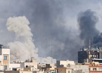 Israel lanza nuevos ataques sobre Teherán tras matar al líder supremo iraní, Alí Jameneí