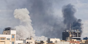 Israel lanza nuevos ataques sobre Teherán tras matar al líder supremo iraní, Alí Jameneí