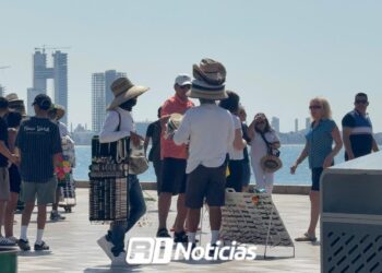 De vender lentes de sol y souvenirs a pintar casas, Vendedores de Playa de Mazatlán cambian de giro a falta de turistas