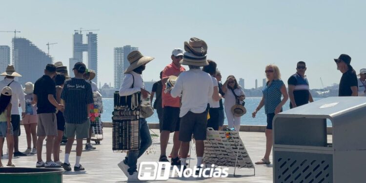 De vender lentes de sol y souvenirs a pintar casas, Vendedores de Playa de Mazatlán cambian de giro a falta de turistas