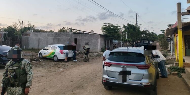 Recuperan taxi despojado a punta de pistola al sur de Mazatlán