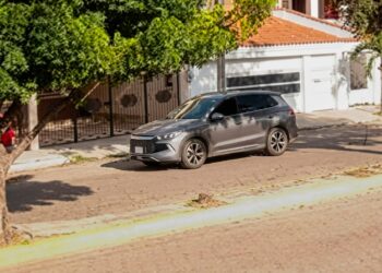 ¡Alerta! Vecinos de Lomas de Mazatlán reportan camioneta sospechosa que fotografía viviendas y negocios