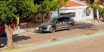 ¡Alerta! Vecinos de Lomas de Mazatlán reportan camioneta sospechosa que fotografía viviendas y negocios