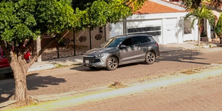 ¡Alerta! Vecinos de Lomas de Mazatlán reportan camioneta sospechosa que fotografía viviendas y negocios