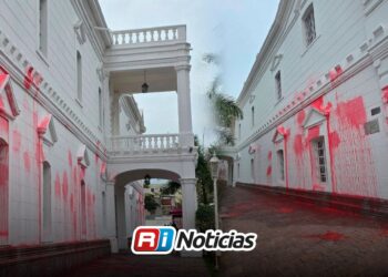 Pintan de rojo el Ayuntamiento de Culiacán en protesta durante el 8M