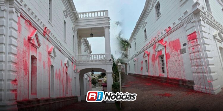 Pintan de rojo el Ayuntamiento de Culiacán en protesta durante el 8M