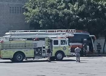 Camión de pasajeros sufre corto circuito y moviliza a unidades de emergencia en la central de Culiacán