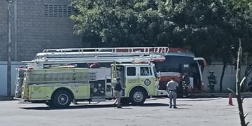 Camión de pasajeros sufre corto circuito y moviliza a unidades de emergencia en la central de Culiacán