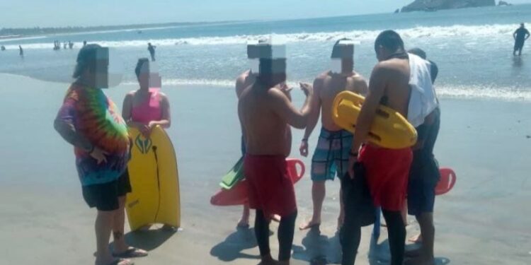 Escuadrón de Salvamento Acuático lleva a cabo rescate masivo en playas de la Isla de la Piedra