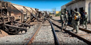 Tren carguero se descarrila en el centro de Culiacán
