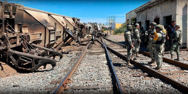 Tren carguero se descarrila en el centro de Culiacán