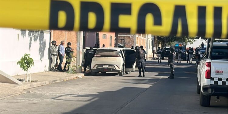 Hombre es ultimado a balazos en el interior de una marisquería en Culiacán