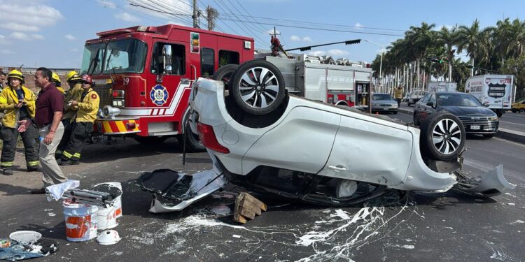 Volcadura de vehículo en Rincón del Valle deja un lesionado, en Culiacán