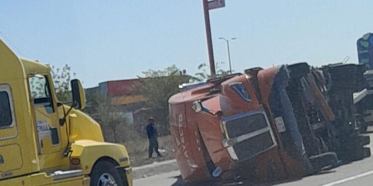Vuelca tráiler en la Mazatlán-Tepic; no hay lesionados graves