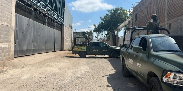 Tras balacera, mujer resulta herida por bala perdida en Culiacán