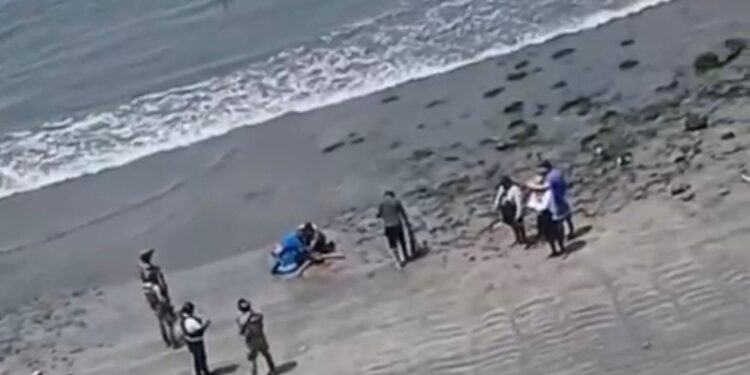 Joven es rescatado del mar en Playa Norte, en Mazatlán; reportan que perdió la vida