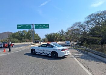 Localizan a hombre asesinado a balazos sobre la Carretera Internacional en el Venadillo