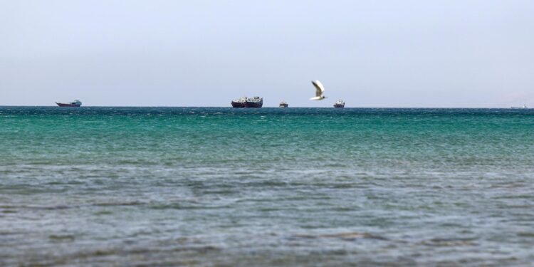 Irán amenaza con cerrar completamente el estrecho de Ormuz