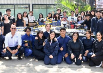 El Rector Jesús Madueña entrega equipo especializado a la Facultad de Arquitectura y Diseño de Mazatlán, para potenciar el aprendizaje práctico