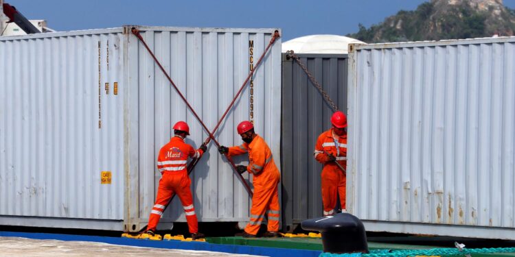 Comienza carga de convoy que saldrá desde México hacia Cuba con ayuda humanitaria