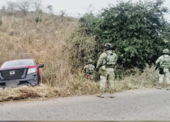 Militares aseguran vehículo blindado y artefacto explosivo en El Rosario