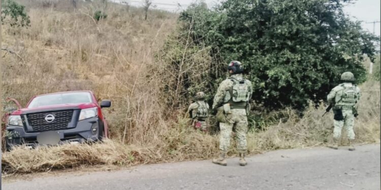 Militares aseguran vehículo blindado y artefacto explosivo en El Rosario