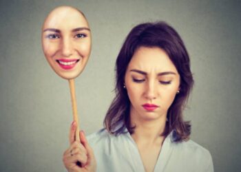 Cuando la felicidad no es real: por qué tantas personas actúan estar bien, según la psicología