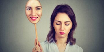 Cuando la felicidad no es real: por qué tantas personas actúan estar bien, según la psicología