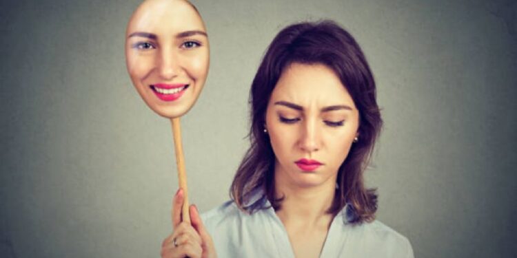 Cuando la felicidad no es real: por qué tantas personas actúan estar bien, según la psicología