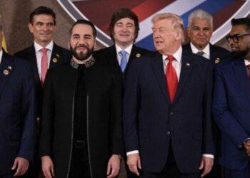 “No tengo tiempo de aprender su maldito idioma”: Trump a presidentes latinoamericanos durante cumbre del “Escudo de las Américas”