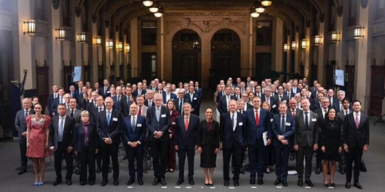 Claudia Sheinbaum recibe a más de 100 directores y directoras ejecutivos de empresas nórdicas en Palacio Nacional