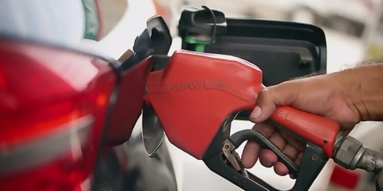 Sheinbaum critica alza en diésel a 29.50 pesos; habrá reunión con gasolineros