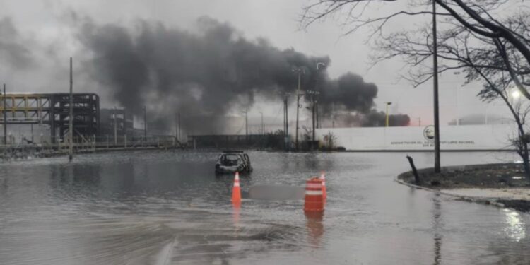 FGR investiga incendio en refinería Dos Bocas: Sheinbaum
