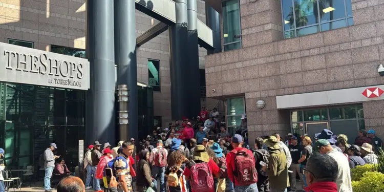 CNTE protesta frente a sedes de las principales Afores en Paseo de la Reforma