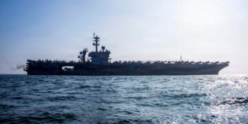 Irán ataca al portaviones USS Abraham Lincoln con misiles balísticos