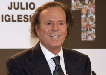 El fiscal impide que Julio Iglesias acceda a la denuncia en su contra por agresión sexual porque no se le consideró “ni siquiera sospechoso”