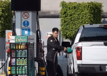 Sheinbaum asegura que sin acuerdo el diésel se dispararía hasta 35 pesos por litro