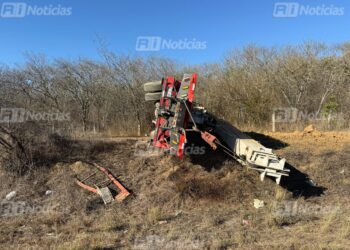 Aparatoso accidente en la maxipista Mazatlán-Culiacán deja dos lesionados
