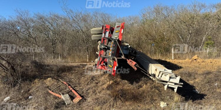 Aparatoso accidente en la maxipista Mazatlán-Culiacán deja dos lesionados
