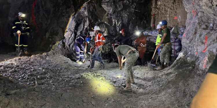 Intensifican extracción de agua y sedimentos de túneles para llegar a la zona cero de la mina Santa Fe
