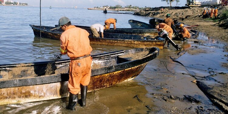 Recogen 889.4 toneladas de hidrocarburo en 48 playas del Golfo de México tras emanaciones