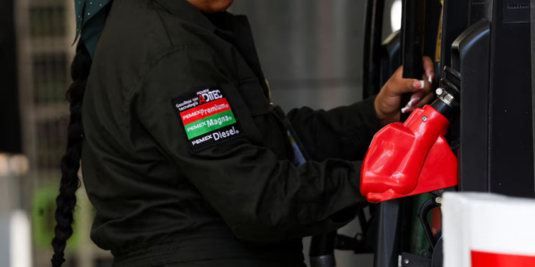 ¿Subirá la gasolina? Gobierno se reúne con gasolineros para frenar precios