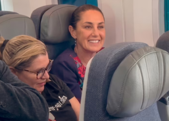 Sheinbaum regresa en clase turista tras gira en Europa y refuerza mensaje de austeridad