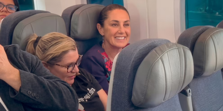 Sheinbaum regresa en clase turista tras gira en Europa y refuerza mensaje de austeridad