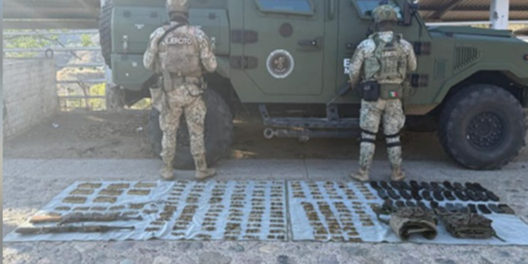 En distintos poblados de Badiraguato, el Grupo Interinstitucional aseguró armas, cargadores, municiones y decenas de artefactos explosivos