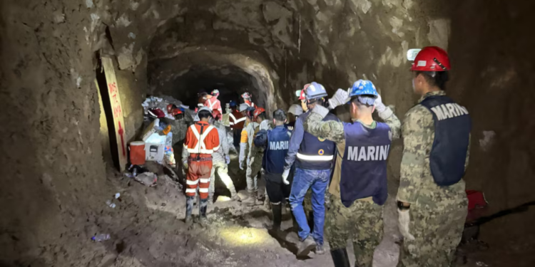 Se complica rescate de mineros en Sinaloa: Aumenta nivel de agua en bóveda donde están los trabajadores