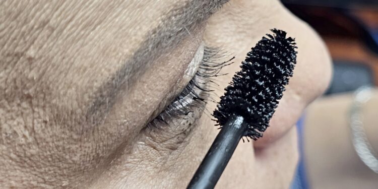 Maquillaje mal retirado, principal causa de irritación ocular crónica y síndrome de ojo seco