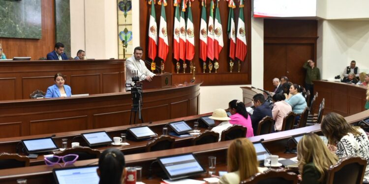 Pleno del Congreso da lectura a dos dictámenes y cinco nuevas iniciativas