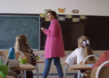 Senado pide reforzar prevención de violencia sexual infantil en escuelas e incluir protección animal como materia